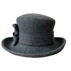 100% wool Made in Italy women’s top hat with bow